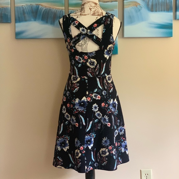 Floral Dress Criss Cross Back - Picture 2 of 6